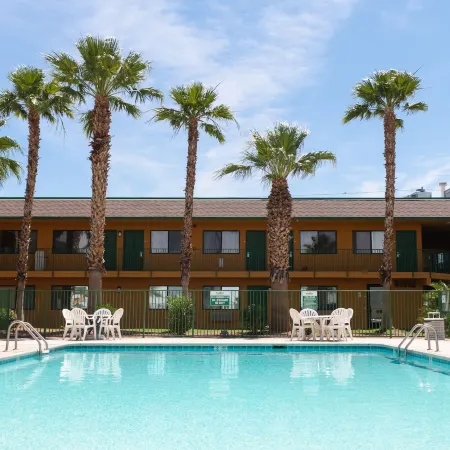 Econo Lodge Inn & Suites