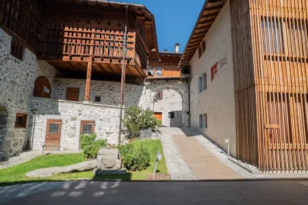 Palazzo Lodron Bertelli. Dimora Storica & Spa Отели в г. Caderzone