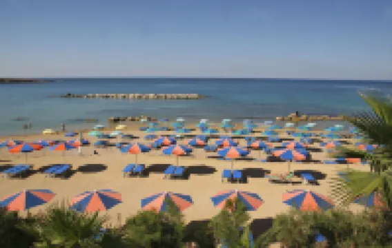 Corallia Beach Hotel Apartments - Strand