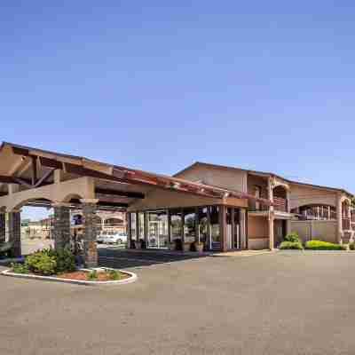 Days Inn by Wyndham Modesto Hotel Exterior