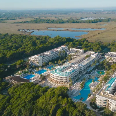 إبيروستار سيليكشن ألبوفيرا بلايا - شامل جميع الخدمات Hotels near شاطئ إس كومو (Es Comu Beach)
