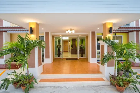 Takanta Place Отели рядом с достопримечательностью «Nong Prajak Park»