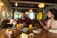 Eden Inn - Desayuno