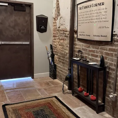 Charming studio apartment , free parking, WiFi in historic downtown Mobile