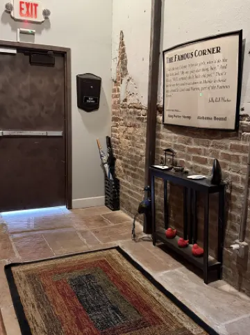 Charming studio apartment , free parking, WiFi in historic downtown Mobile