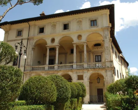 グランデ アルベルゴ クアトロ スタジオーニ リエーティのホテル