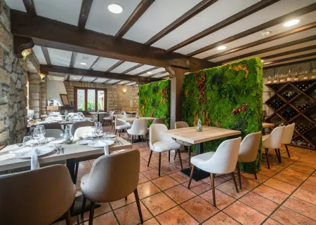 Logis Hotel Restaurante la Casa de Juansabeli Отели в г. Tielve