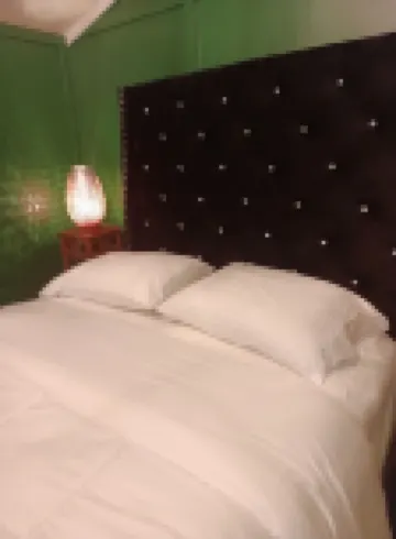 Cute Cabin with Hot Tub, Wifi and Roku. Queen Bed Close to Ratcliff Lake