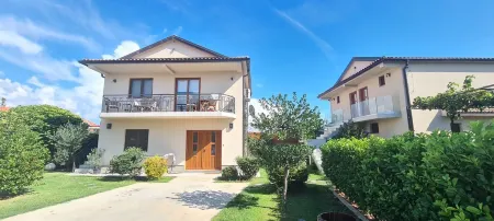 Apartments Aerodrom Отели рядом с достопримечательностью «Собор Воскресения Христова»