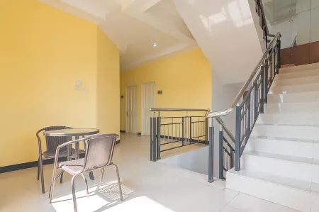 RedDoorz at H Agus Salim Street Pontianak Отели в г. Benua Melayu Darat