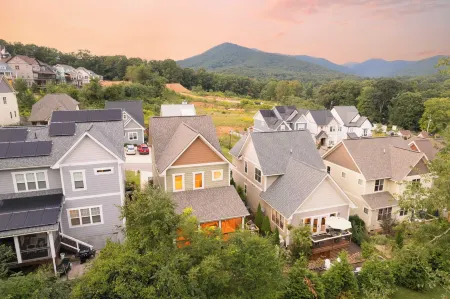 Sweetgum by AvantStay Black Mountain Retreat w Covered Deck