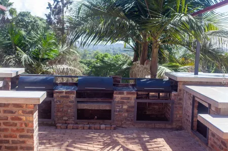 The Hilltop Guesthouse Отели рядом с достопримечательностью «Roman Catholic Church»