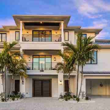 Shaker of Salt Hotel Exterior