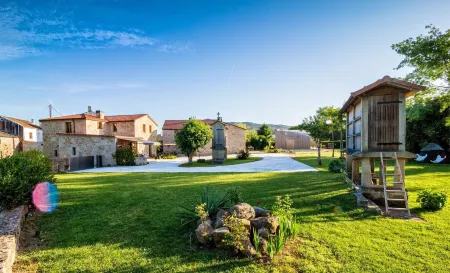 Os Lambráns Отели рядом с достопримечательностью «Herbon»