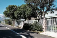 The Yard - Hostel فنادق في Gordons Bay