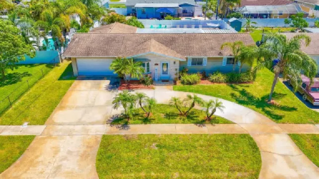 Four Bed Home with Pool Game Room Bar Near Beach