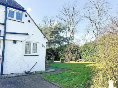 Large 8 Bedroom House in Edgbaston Отели рядом с достопримечательностью «Birmingham and Midland Institute»