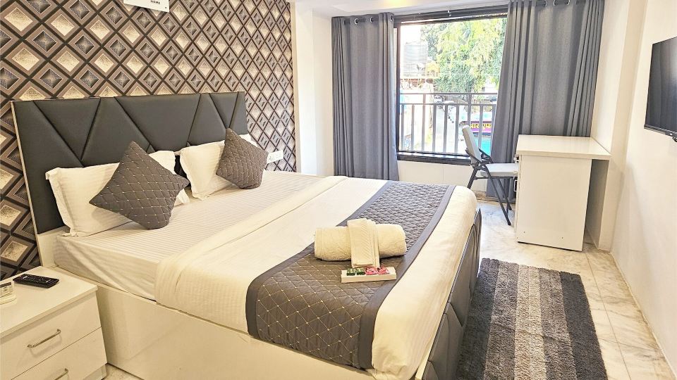 Astha Kandivali Service Apt