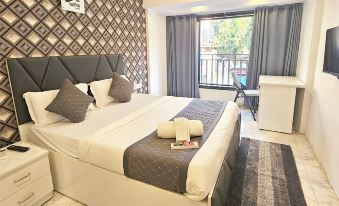 Astha Kandivali Service Apt