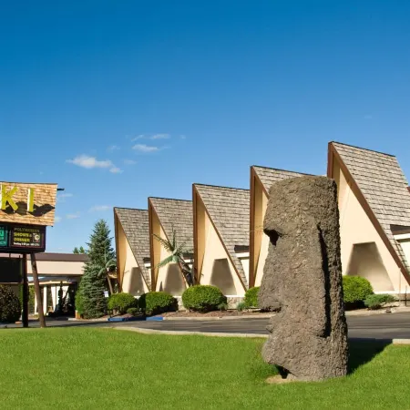 Tiki Resort - Lake George Отели рядом с достопримечательностью «Форт Уильям Генри»