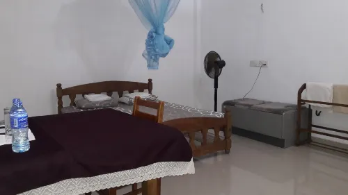 Rooms One Five Four فنادق في Veyangoda
