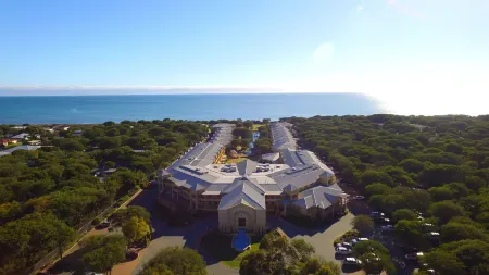 Abbey Beach Resort Отели рядом с достопримечательностью «Залив Джограф»