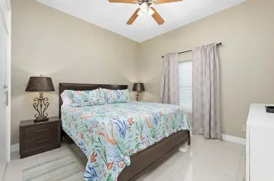 Coral Cave Luxury Condo! Enjoy the beach, pools, BBQs, and bay views.
