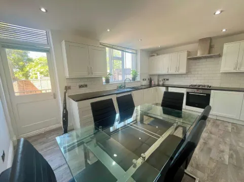 寬敞的四臥室房屋 - 可住11人, 帶花園和停車位