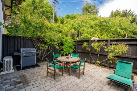 Town Centre Location with Stunning View - Unit 8 Отели рядом с достопримечательностью «Skyline Luge Queenstown»