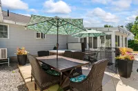 Fenced Yard, Hot Tub and Cozy Den - Stylish Charming Retreat