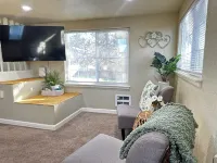 Kitchenette and Off Street Parking Access - Charming Studio Escape Hôtels à : Medford