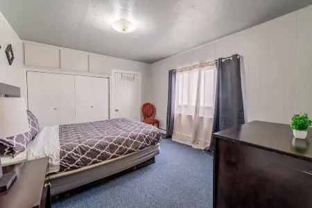 Spacious 3-bed Suite in Browntown, Near Dining & Fun