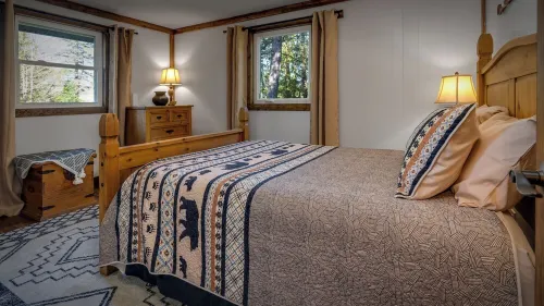 River Pines~Downtown Waterfront w/ Wildlife Watching!Firepit,Snowmobile,Biking