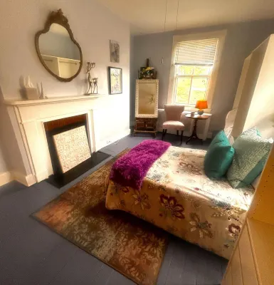 Stay in Prince Charming's 3-bedroom house in Baltimore Hotels near Belvedere Square