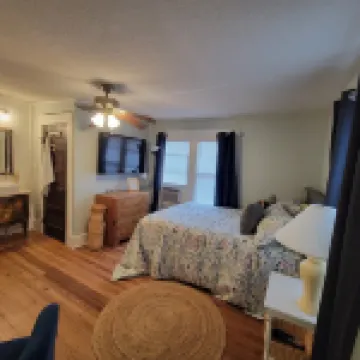 Jude's cozy & convenient downtown studio Apt.