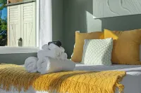 Lake Views! Private Hot Tub and Fire Pit! Lux Couple's Retreat