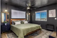 Ski in/Ski Out Cabin. 5 Bedrooms. 4 King Beds. Bunk Room. Fast WiFi. Sleeps 25+