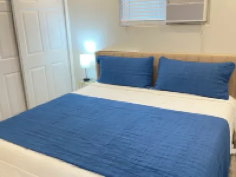 HubCityJewel-KingBed-Fenced Yard-LAX-SoFi-Disneyland Hotels in Compton