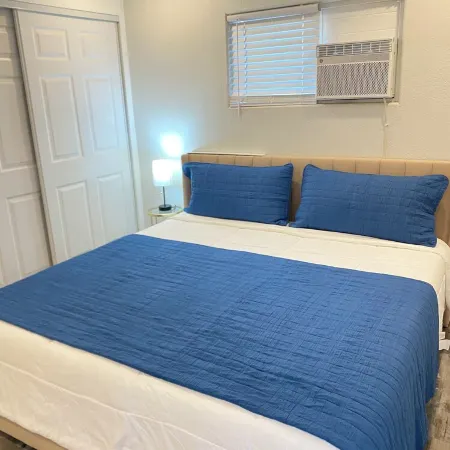 HubCityJewel-KingBed-Fenced Yard-LAX-SoFi-Disneyland Hotels in Compton
