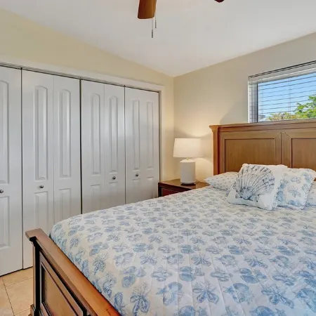 Near DownTown & Napes Beach! Cottage House 2QueenBeds Fenced Back Yard with deck