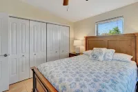 Near DownTown & Napes Beach! Cottage House 2QueenBeds Fenced Back Yard with deck - Jacuzzi