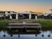 Luxury Villa with Veranda, Canoe De Zegge 주변 호텔