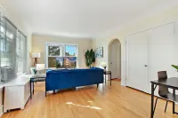 Elm D2 Hotels in Skokie