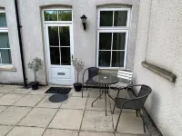 Quirky Town Centre Apartment with River Terrace