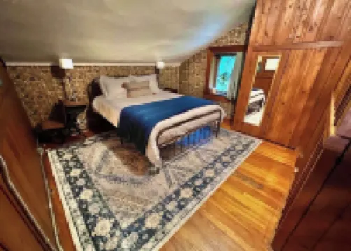 Old School 7 - Charming 2-bedroom historic home in welcoming Mansfield