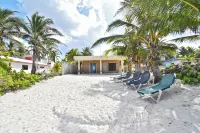 Arena y Mar Beachfront House, El Cuyo by the Spot Rentals