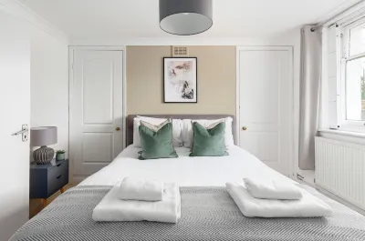 Magnificent 2 Bed Garden Flat in Oval Hotels in 