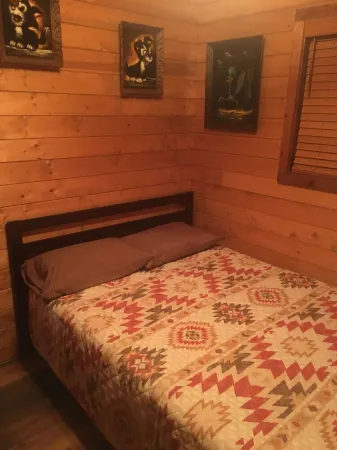 Cozy 2-bedroom cabin in charming Whittier with WiFi, AC