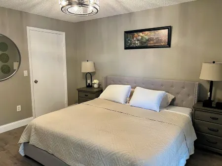 Cozy 2BD/2BTH Condo Near Disney Отели рядом с достопримечательностью «Джайв Кидс Уорлд Виллидж»