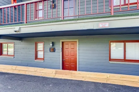 Cozy Ski Condo + Hot Tub + Fireplace + Heated Pool Отели в г. Уайлдернест